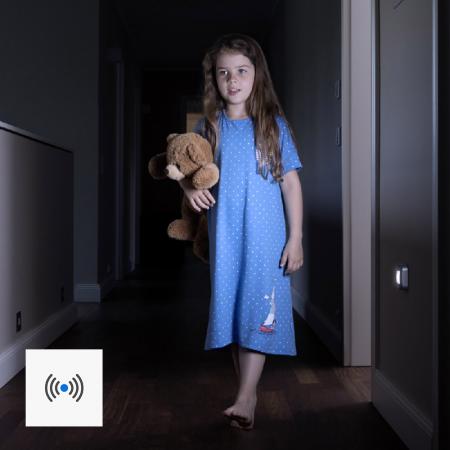 OSRAM Nachtlicht NIGHTLUX Hall Silber mit Bewegungssensor batteriebetrieben IP54, kaltweißes Licht, 4000 K, ideal für Flure und Eingangsbereiche