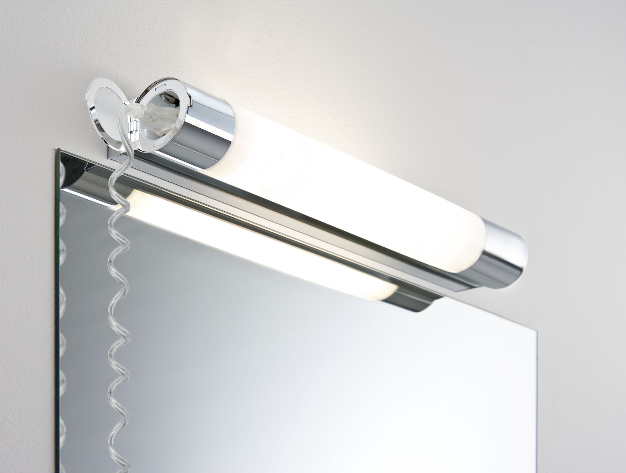 led-spiegellampe mit steckdose orgon ip44 länge 44cm in chrom/weiß