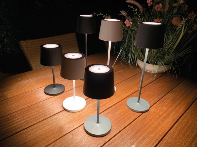 MOBILUX Synny M LED Akkuleuchte in anthrazit dimmbar mit USB-Ladekabel und Wireless Charger