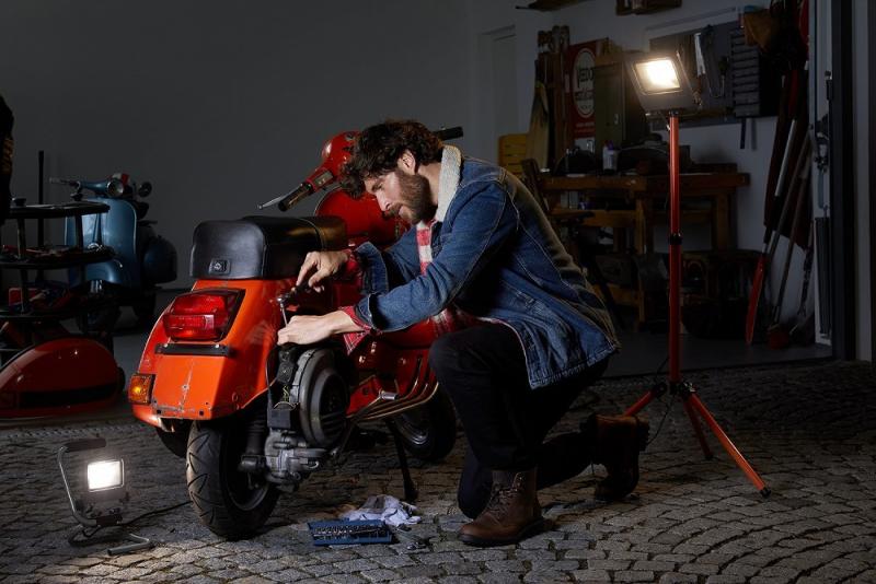 OSRAM LED WORKLIGHT 50W 840 4000K IP65 Floodlight mit Stativ grau/orange - Baustellenstrahler