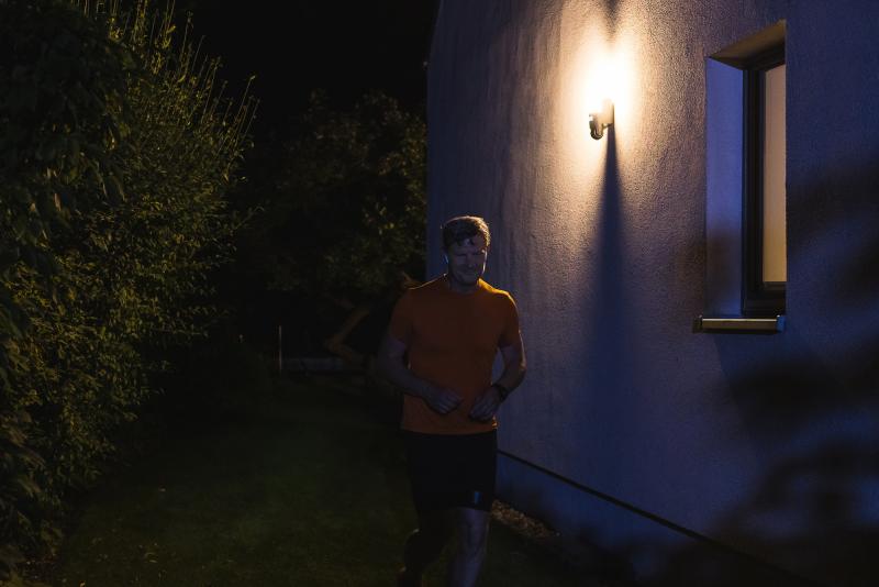 OSRAM SMART+ WiFi Wandleuchte mit Kamera Lautsprecher Sensor für Eingang und Terrasse