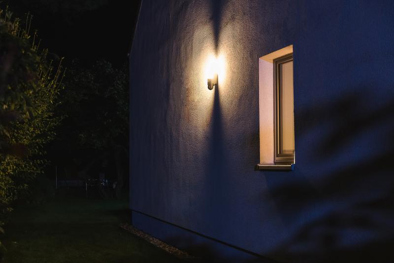 OSRAM SMART+ WiFi Wandleuchte mit Kamera Lautsprecher Sensor für Eingang und Terrasse