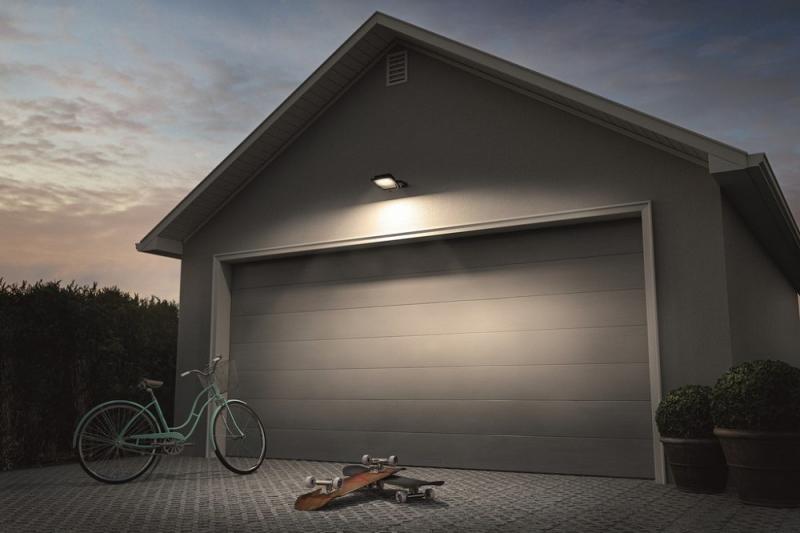 LEDVANCE Kompakter LED Fluter FLOODLIGHT EFFECT 3000K warmweißes Licht 10 Watt IP65 in Schwarz