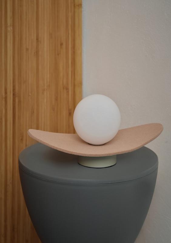 Osram Tischleuchte Decor Pearl in Beige mit G9 Fassung - Auffällige Leuchte aus Filz / Stahl / Glaskugel