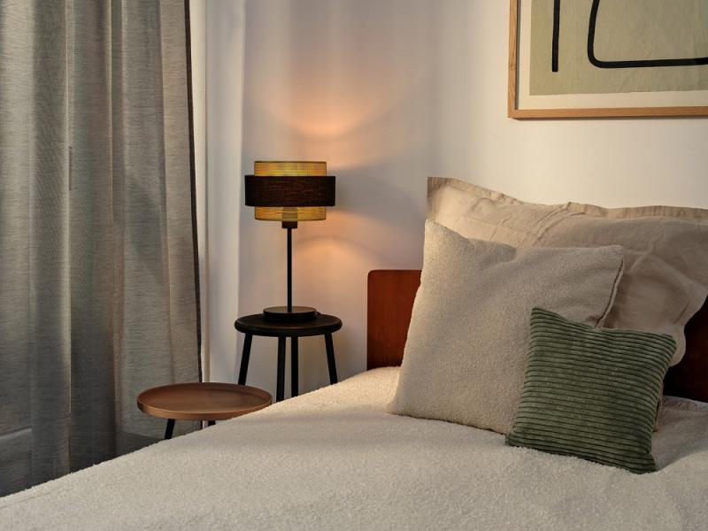 Osram Tischleuchte Decor Hornet in Schwarz / Gold mit E27 Fassung Ø 25 cm - gelungene Symbiose aus Stahl und Polyester-Baumwolle