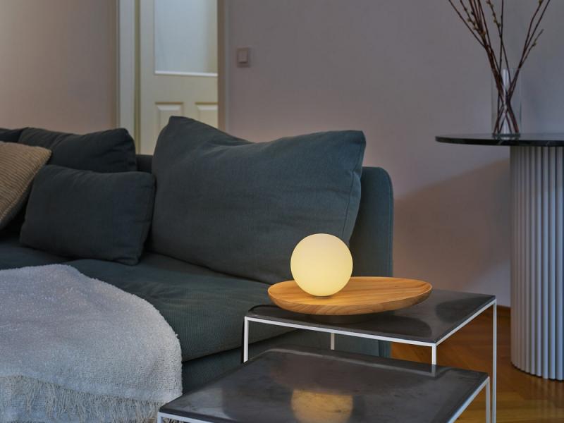 OSRAM Tischleuchte Decor Wood Nest aus Kautschukholz mit G9 Fassung hellbaraun - mit matter Glaskugel