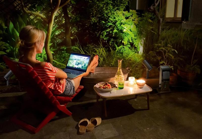 OSRAM SMART+ WiFi Outdoor Terminal mit integriertem Repeater & 2 Steckdosen, erweitert die WLAN-Zone im Freien, Kopplung von drahtlosen Geräten, App-steuerbar