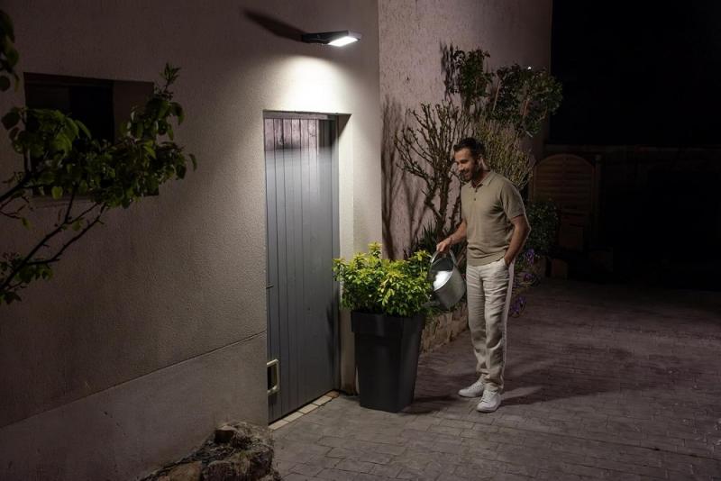 Osram Solar LED Außen Fluter ENDURA FLOOD mit Sensor 10W 4000K neutralweißes Licht - Fernbedienung, lange Batterielaufzeit bis zu vier Stunden bei voller Helligkeit, Schutzklasse IP65