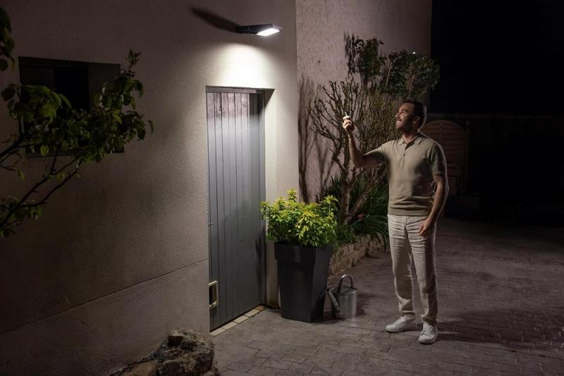 Osram Solar LED Außen Fluter ENDURA FLOOD mit Sensor 10W 4000K neutralweißes Licht - Fernbedienung, lange Batterielaufzeit bis zu vier Stunden bei voller Helligkeit, Schutzklasse IP65