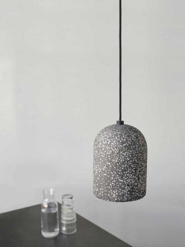 Pendelleuchte Decor Pill aus Terrazzo Stein mit E27 Fassung in Schwarz gesprenkelt Ø 15 cm