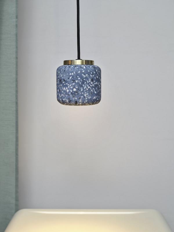 Pendelleuchte Decor Ball aus Terrazzo Stein mit GU10 Fassung gesprenkelt in Blau mit Gold Applikationen