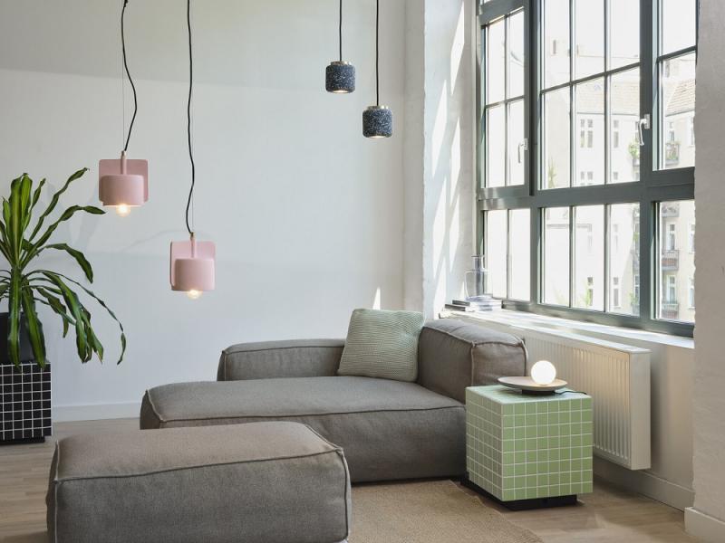 Pendelleuchte Decor Ball aus Terrazzo Stein mit GU10 Fassung gesprenkelt in Blau mit Gold Applikationen