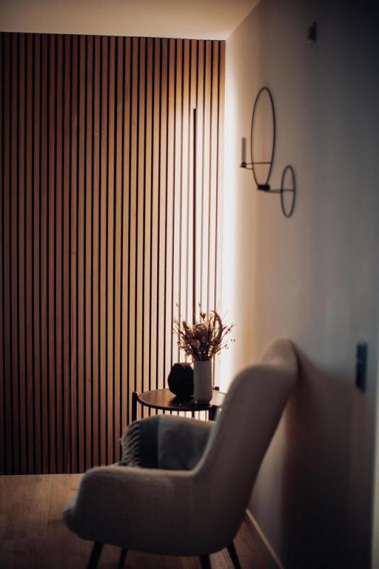 142cm Osram SMART+ WIFI Corner Stehleuchte mit Tunable White und RGBW Farbwechsel speziell zur eindrucksvollen Eckenausleuchtung - Aluminium schwarz