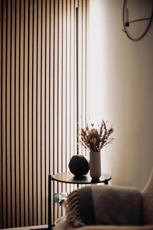 142cm Osram SMART+ WIFI Corner Stehleuchte mit Tunable White und RGBW Farbwechsel speziell zur eindrucksvollen Eckenausleuchtung - Aluminium schwarz