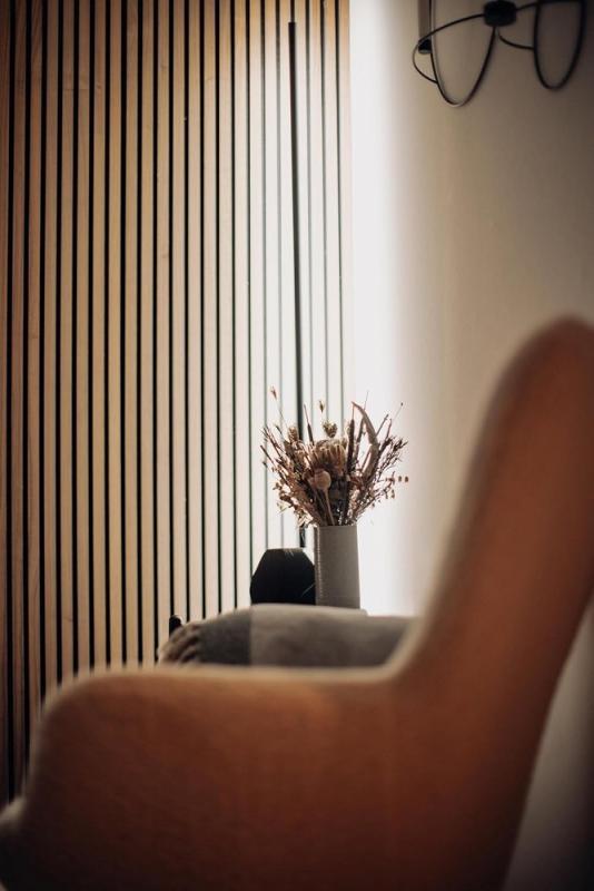 142cm Osram SMART+ WIFI Corner Stehleuchte mit Tunable White und RGBW Farbwechsel speziell zur eindrucksvollen Eckenausleuchtung - Aluminium schwarz