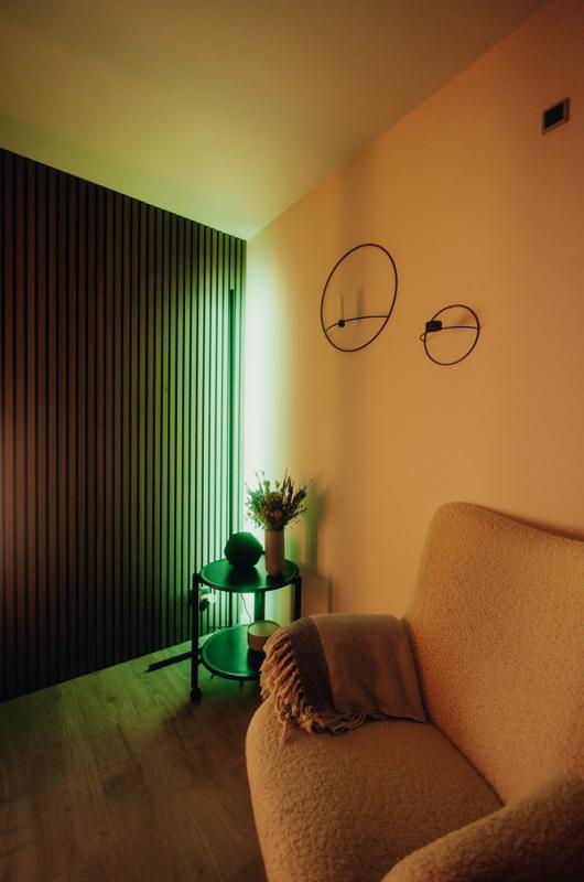 142cm Osram SMART+ WIFI Corner Stehleuchte mit Tunable White und RGBW Farbwechsel speziell zur eindrucksvollen Eckenausleuchtung - Aluminium schwarz