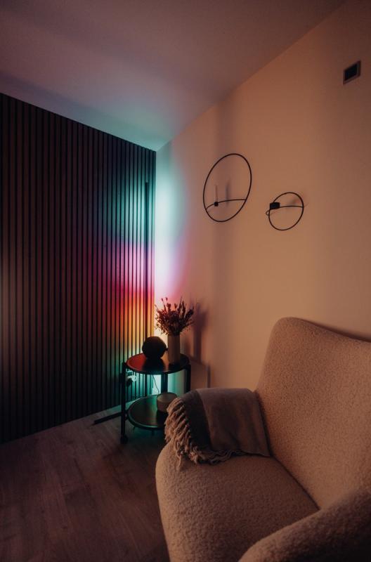 142cm Osram SMART+ WIFI Corner Stehleuchte mit Tunable White und RGBW Farbwechsel speziell zur eindrucksvollen Eckenausleuchtung - Aluminium schwarz