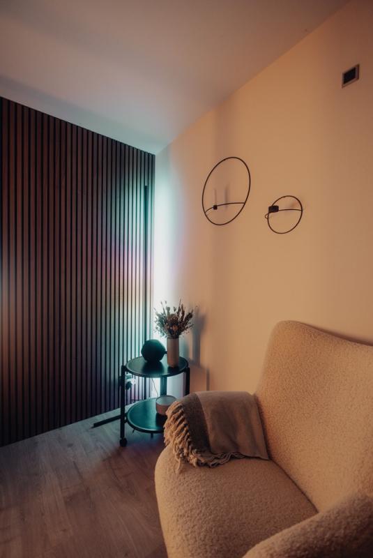 142cm Osram SMART+ WIFI Corner Stehleuchte mit Tunable White und RGBW Farbwechsel speziell zur eindrucksvollen Eckenausleuchtung - Aluminium schwarz