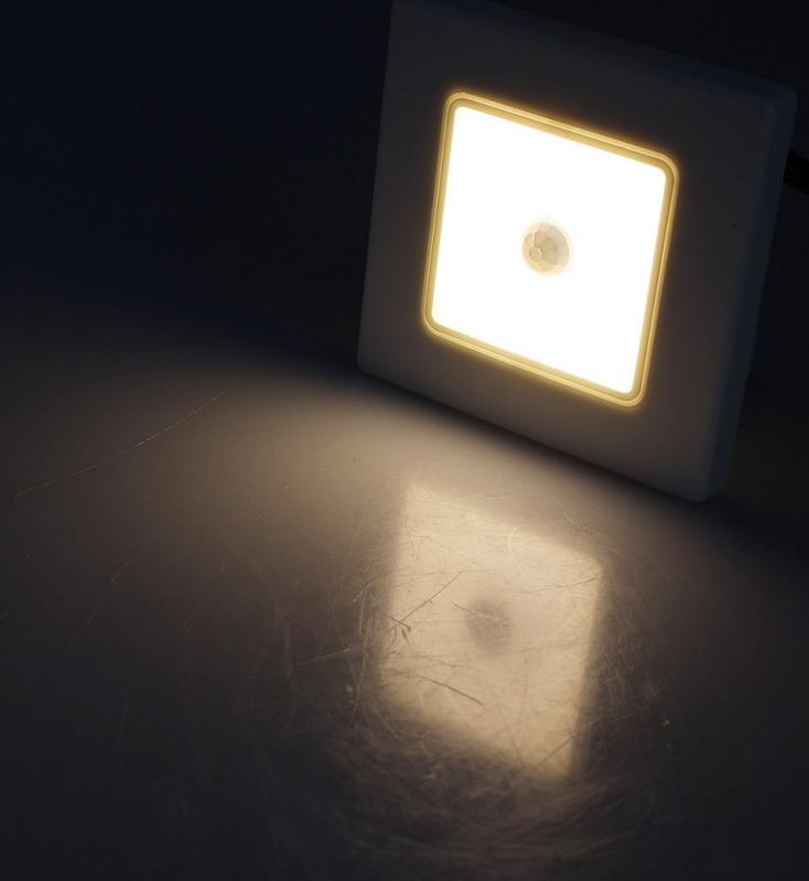 ChiliTec LED Wand-Einbauleuchte "EBL 86 PIR" 2W, 3000k, warmweiß, Rahmen silber mit Bewegungsmelder