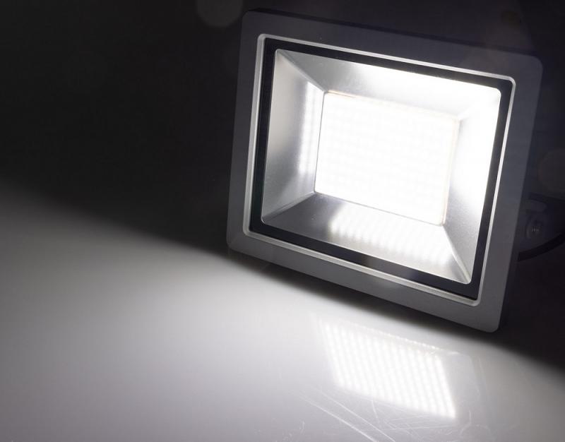 ChiliTec LED-Fluter SlimLine "CTF-SLT50 PIR" 50W, IP44, 5220lm, 4000K, Bewegungsmelder