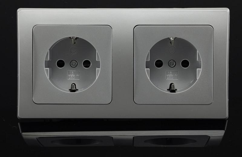 ChiliTec DELPHI 23065 Set 2x Schutzkontakt-Steckdose + 2-fach Rahmen, Silber, 250 V/16 A, Steckanschluss
