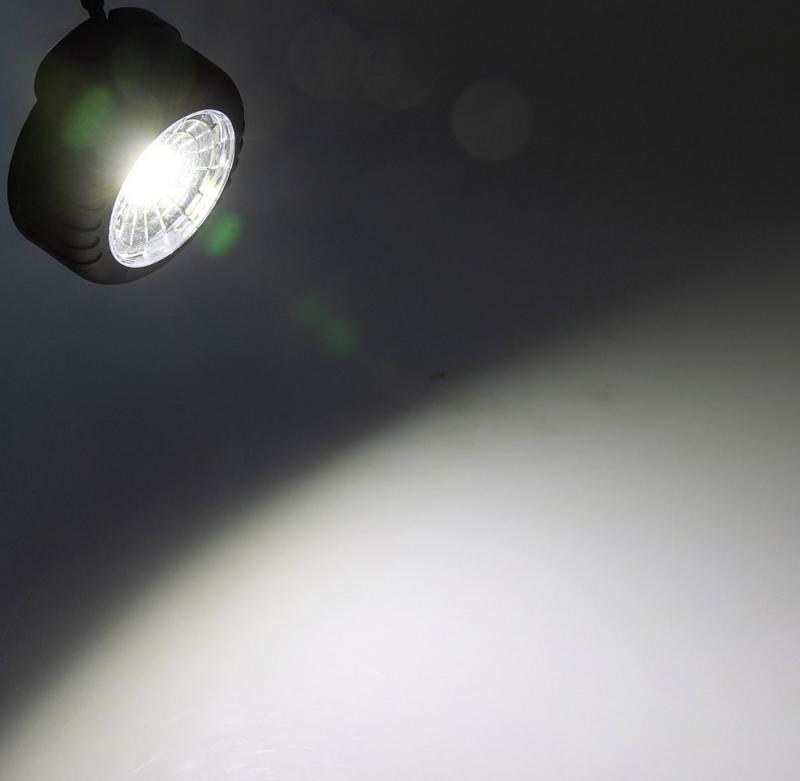 ChiliTec LED Arbeitsleuchte mit Magnet "COB 100" 3x AAA Batterie, Haken, 75x35mm, 6000k