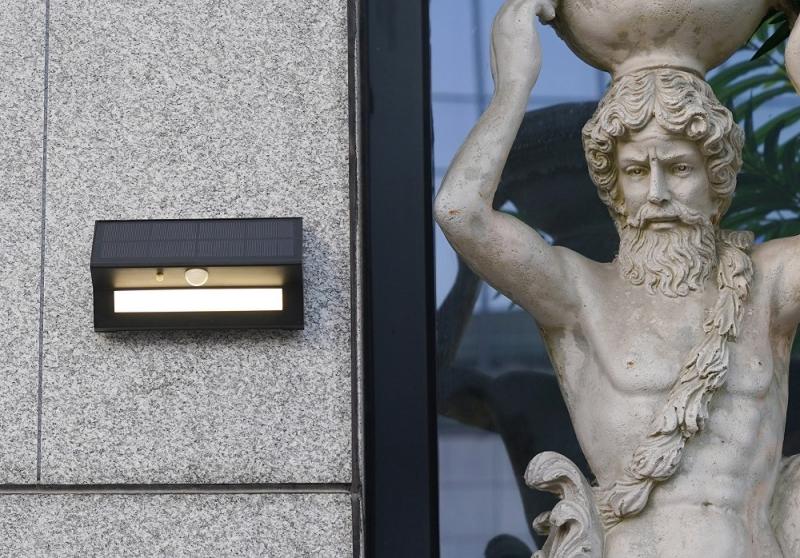 ChiliTec LED Solar Wandleuchte "SWL-AS400" IP44, warmweiß 3000K, PIR Sensor