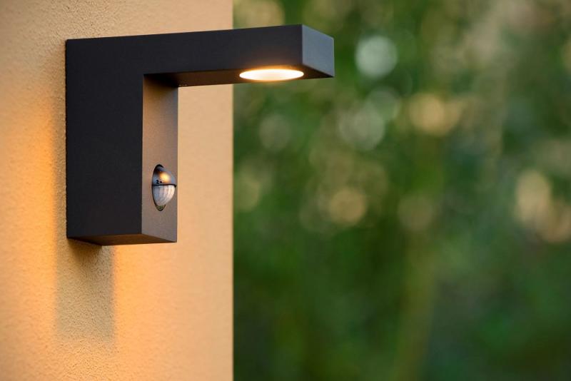 Lucide TEXAS-IR – Wandstrahler / Wandleuchte Innen & Außen – LED 7W 3000K – IP54 – Bewegung & Tag/Nacht-Sensor (abschaltbar) – Anthrazit