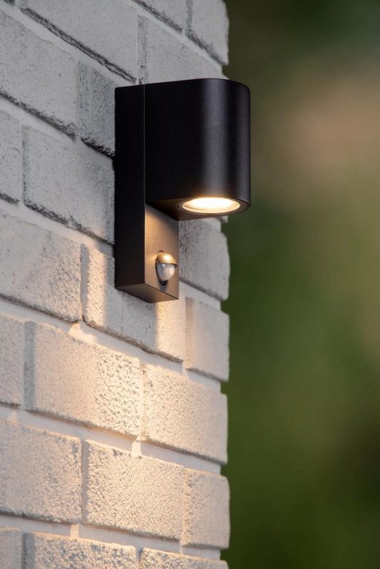 Lucide ZARO Wandstrahler IP65 Schwarz – 1x GU10 Außenwandleuchte mit Sensor