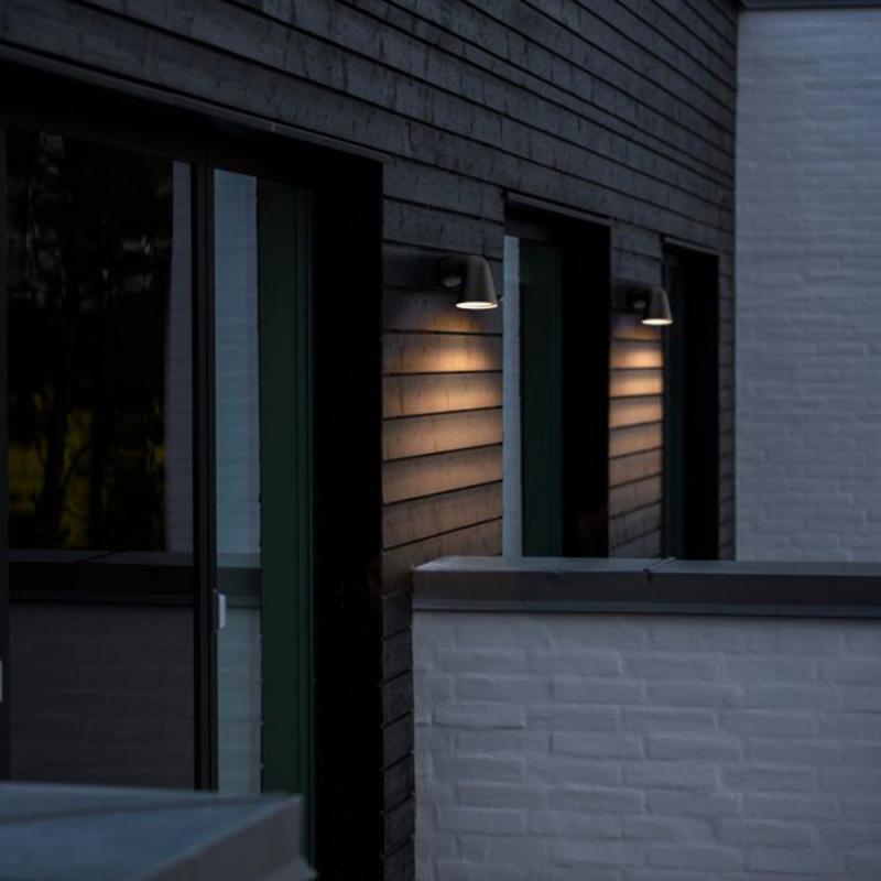 Trichterförmige mattschwarze   Außenwandleuchte FRONT in schlichtem Design