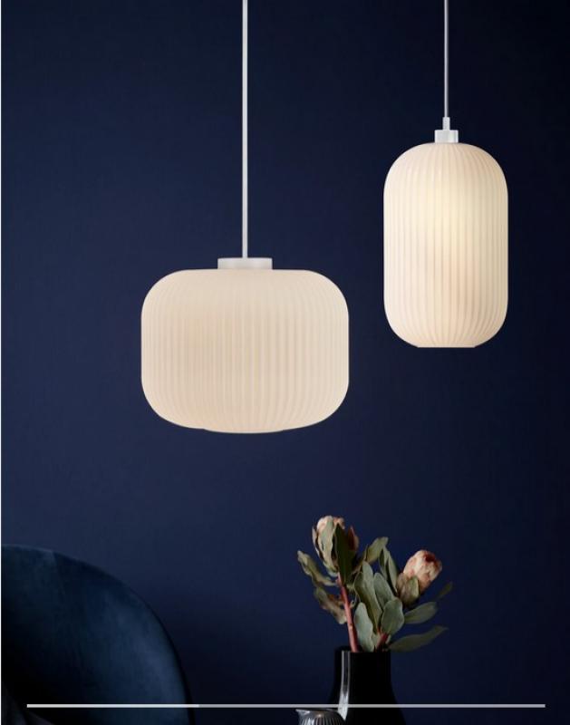 Elegante Glaspendelleuchte  Milford 20cm mit geriffelter opalfarbener Oberflächenstruktur