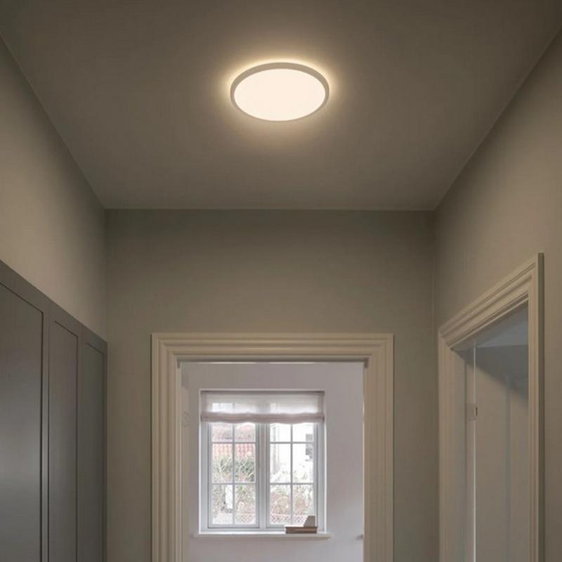 Flache LED-Deckenleuchte Oja 24cm mit Lichtkranz an der Decke für ein modernes Wohnambiente