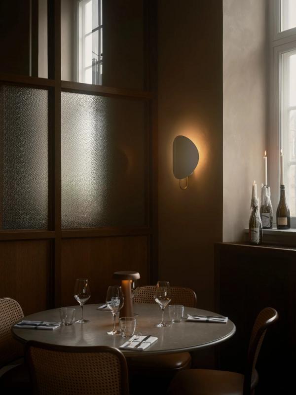 Design For The People Wandleuchte Weiß Messing – modernes Design von Anker Studio