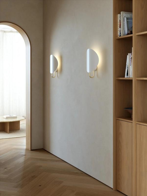 Design For The People Wandleuchte Weiß Messing – modernes Design von Anker Studio