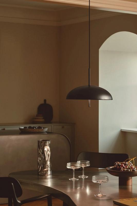 Design For The People Versale Pendelleuchte Schwarz – minimalistische Designer-Pendelleuchte von Anker Studio