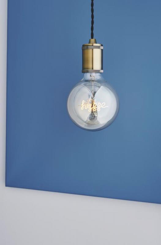 mit dekorativ leuchtender Lampe Schrift HYGGE COLORS Globe Design Halo E27 ø12,5cm LED