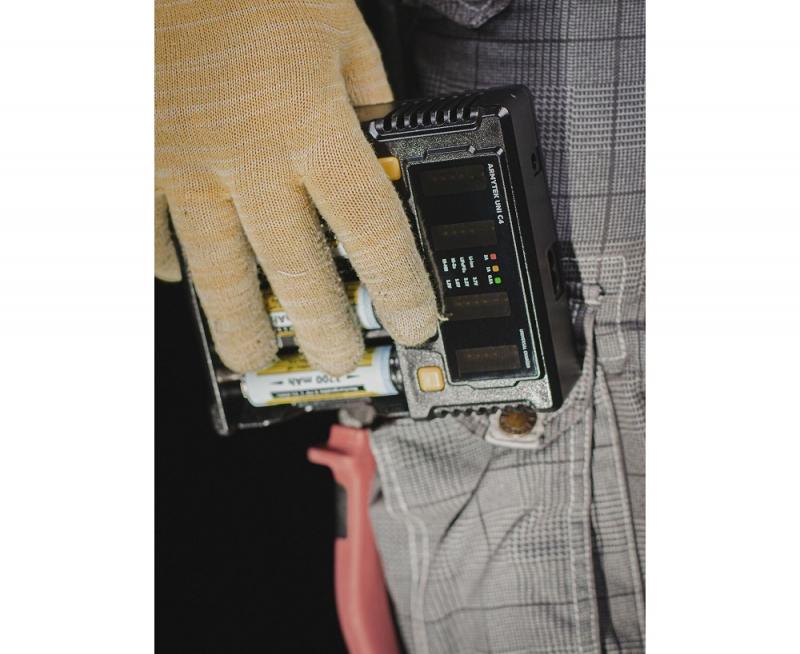 Armytek Uni C4 Plug type C - universelles Ladegerät mit intelligenter automatischer Erkennung von Batterietyp, Ladezustand und optimalem Strom