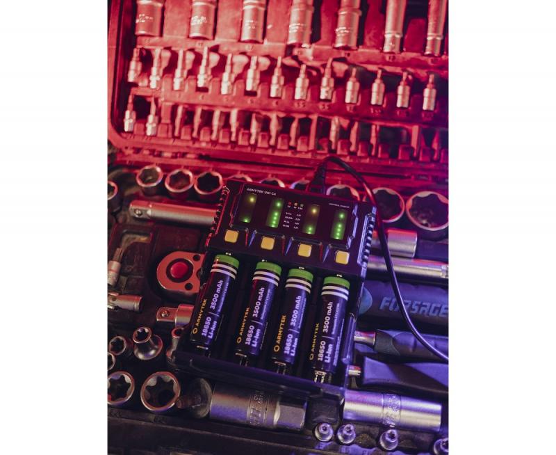 Armytek Uni C4 Plug type C - universelles Ladegerät mit intelligenter automatischer Erkennung von Batterietyp, Ladezustand und optimalem Strom