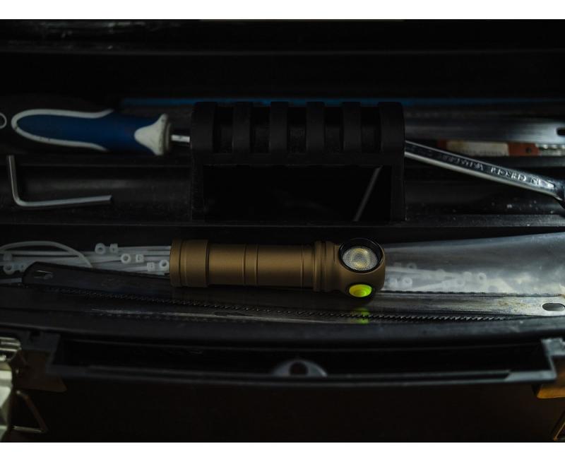 Armytek Wizard C2 Pro Max Magnet USB Sand Taschen- und Stirnlampe mit Magnethalterung / Stirnhalterung akkubetrieben weißes Licht