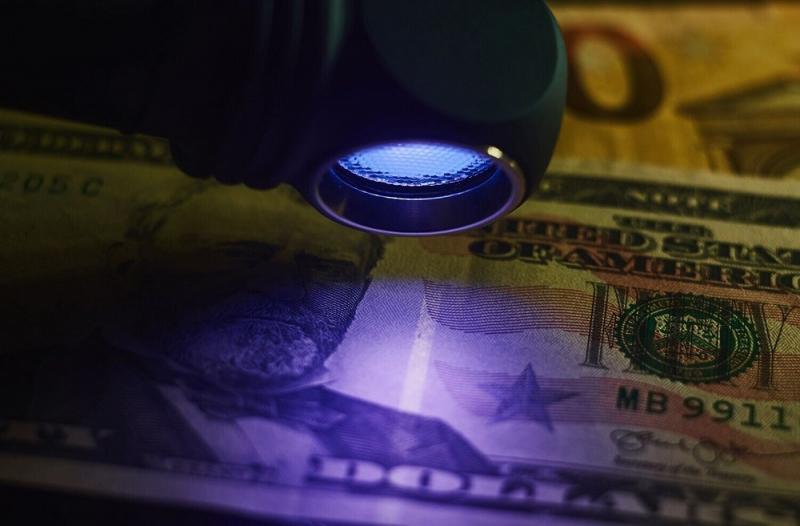 Armytek Wizard C2 WUV Magnet USB White PCB Stirnlampe und Taschenlampe akkubetrieben