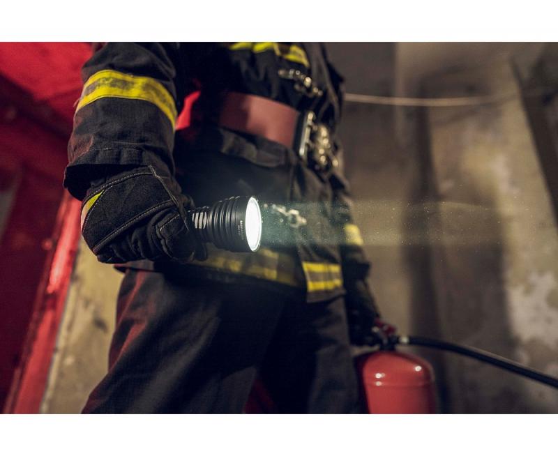 Armytek Barracuda Pro Max Set Profi Taschenlampe und Suchscheinwerfer weißes Licht, magnetische Aufladung Akku