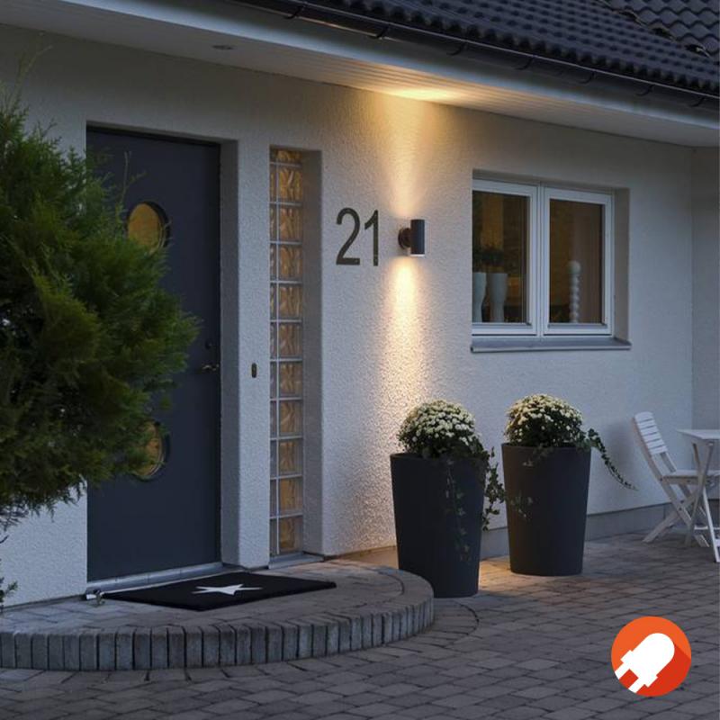 Konstsmide 7656-750 Modena Wandleuchte schwarz lackiertes Aluminium, klares Glas, Reflektor