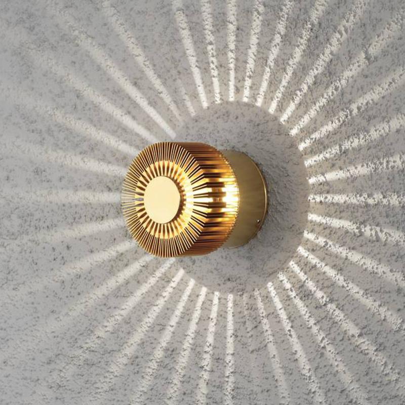 Konstsmide 7900-800 Monza Wandleuchte massives Aluminium, bronzefarben anodisiert mit Lamellenschirm