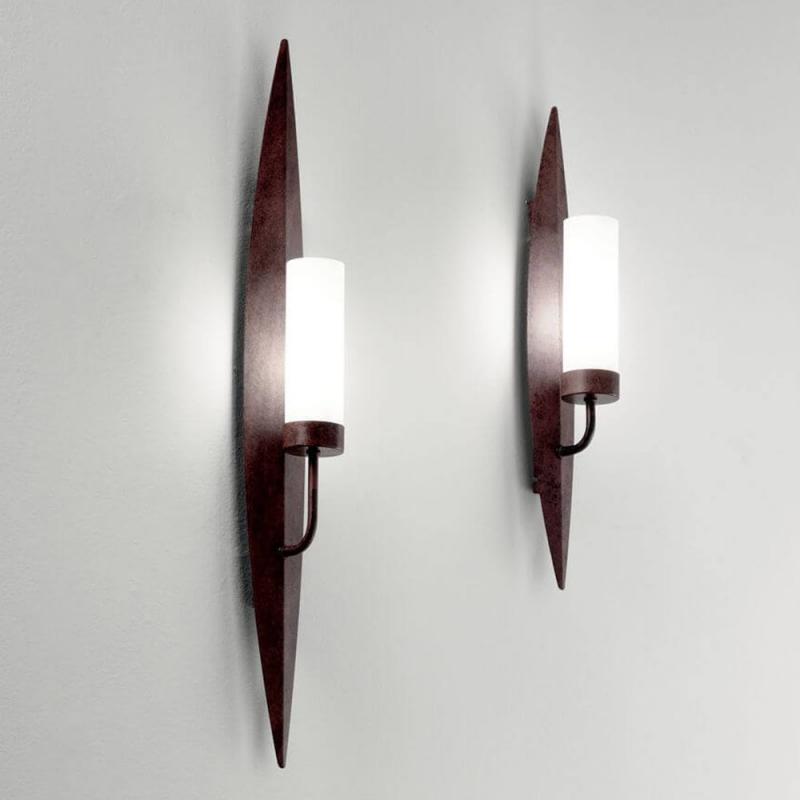 Vanity Wandleuchte Dunkel rostfarbig 50cm in Form einer Fackel mit Opalglaszylinder von Fabas Luce