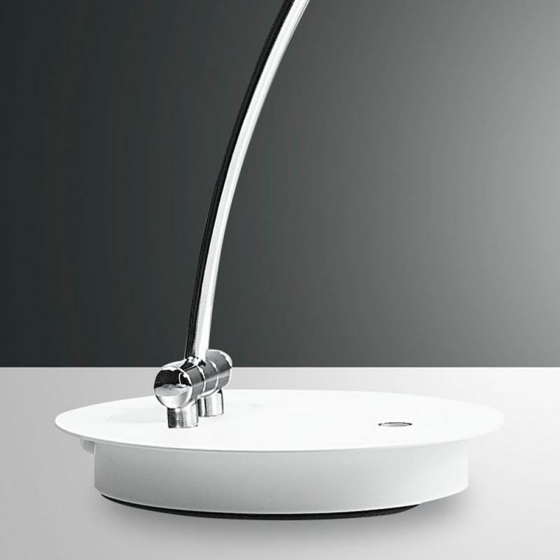 Weiße italienische LED Tischleuchte mit gebogenem Leuchtarm und beweglichem Leuchtkopf und Touchdimmer