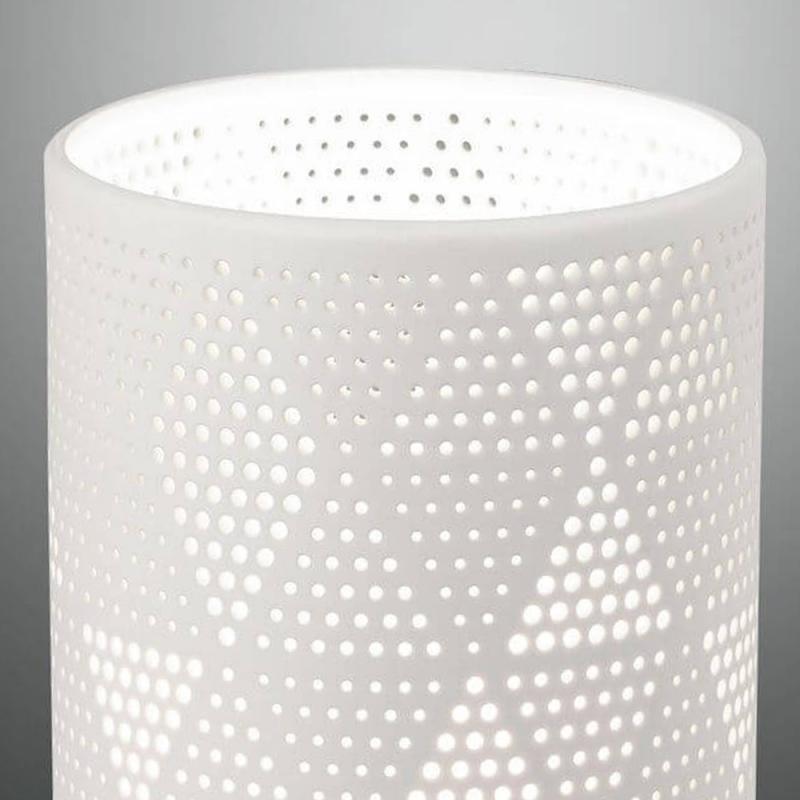 Kleine Micol ausdrucksstarke handgearbeitete Keramik-Tischleuchte mit Effekt-Lichtverteilung in Weiss von Fabas Luce