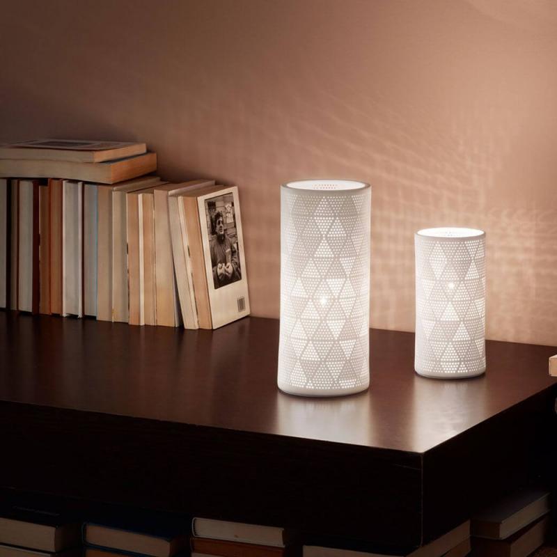 Kleine Micol ausdrucksstarke handgearbeitete Keramik-Tischleuchte mit Effekt-Lichtverteilung in Weiss von Fabas Luce