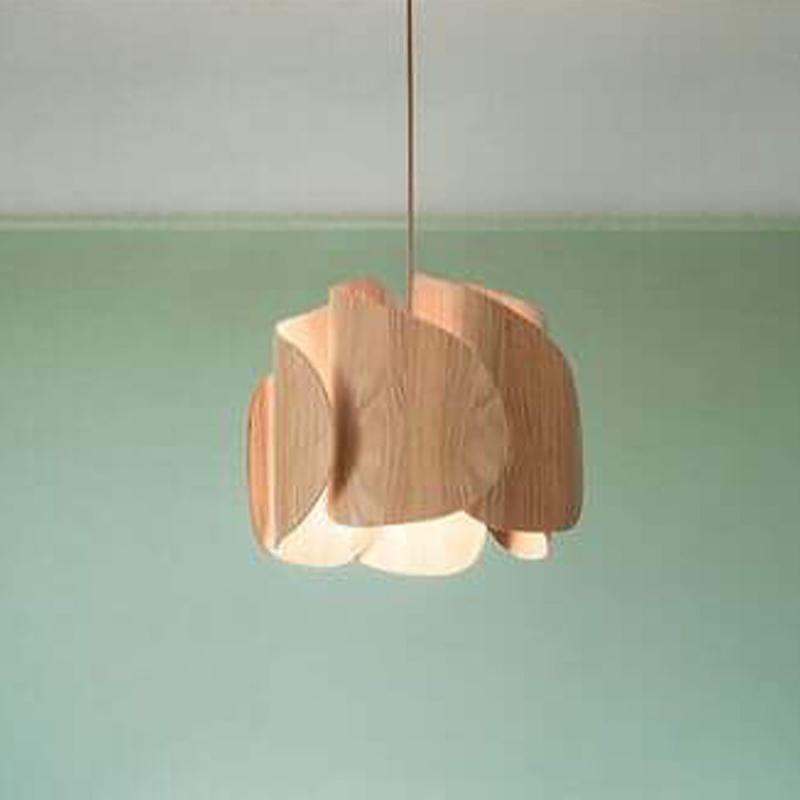 Pevero Pendelleuchte aus massivem Eschenholz in extravagant gebogener Form Ø42 von Fabas Luce