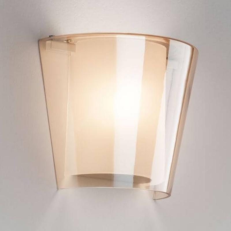 Viki  Wandleuchte aus geblasenem Glas und Acryl-Innenschirm in Amber von Fabas Luce