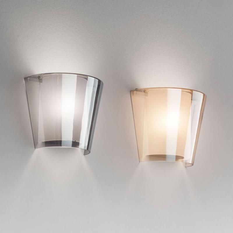 Viki  Wandleuchte aus geblasenem Glas und Acryl-Innenschirm in Rauchgrau von Fabas Luce